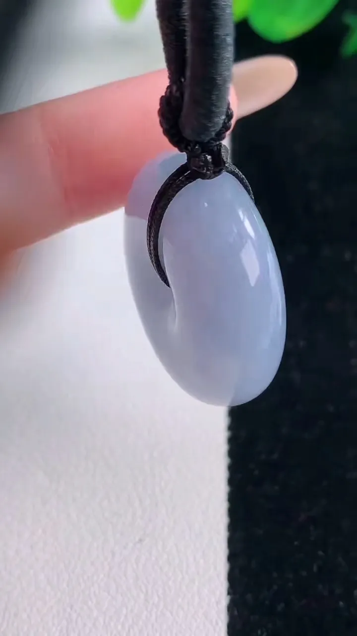 天然A货翡翠紫罗兰平安扣吊坠，尺寸25.3-10.4，重量:16.35g
12月2日