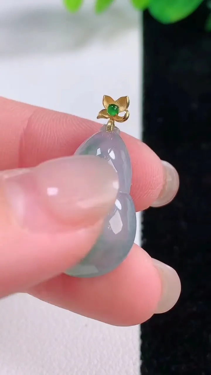 天然A货翡翠种飘花葫芦吊坠，尺寸222-15.2-5.3，重量:3.29g
12月2日