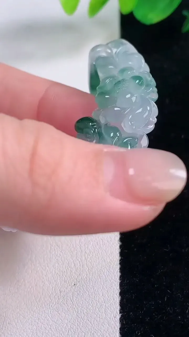 天然A货翡翠种飘花和和美美 荷花手牌，尺寸55.7-16.4-5.6，重量:14.83g
12月2日