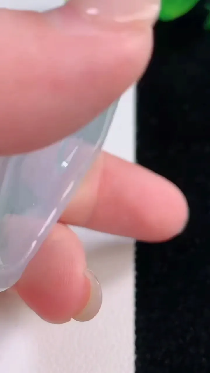 天然A货翡翠冰种飘花观音菩萨吊坠，尺寸48.8-38.3-5.3，重量:21.87g
12月2日