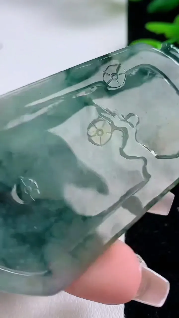 天然A货翡翠牌吊坠，尺寸70-43-10，重:44.79g
12月2日