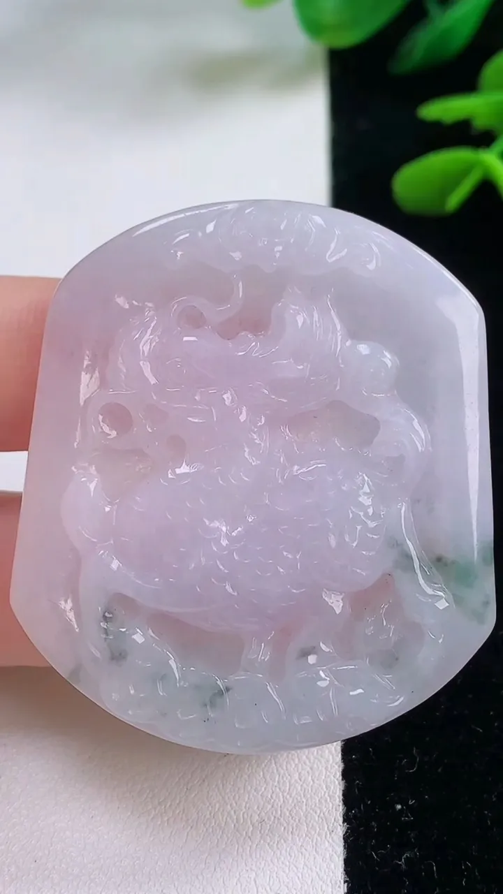 天然A货翡翠紫罗兰飘花麒麟吊坠，尺寸47.8-41.6-3.9，重量:18.45g
12月2日