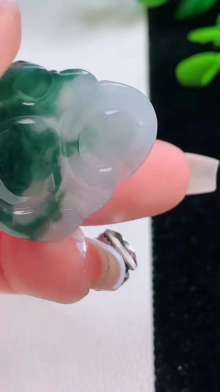 天然A货翡翠冰种飘花佛公吊坠，尺寸28.5-32.2-5.7，重量:7.61g
12月2日