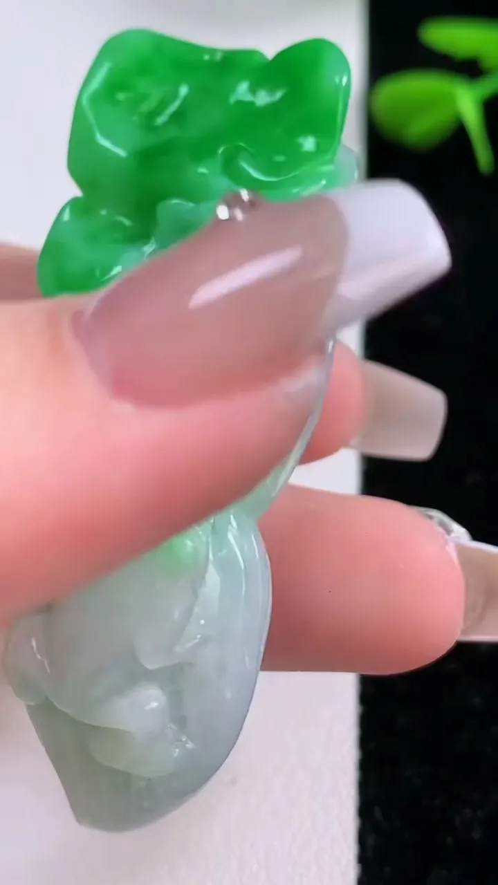 天然A货翡翠花生吊坠，尺寸58-18.6-7，重:35.58g
12月2日