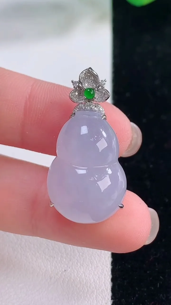 天然A货翡翠18K金紫罗兰葫芦吊坠，尺寸30.6-22.2-15.8-10.2，重量:9.10g
12月2日
