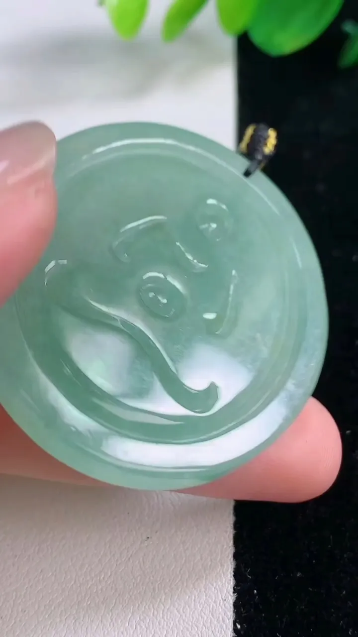 天然A货翡翠不动明王吊坠，尺寸52-42.2-5.6，重量:25.37g
12月2日