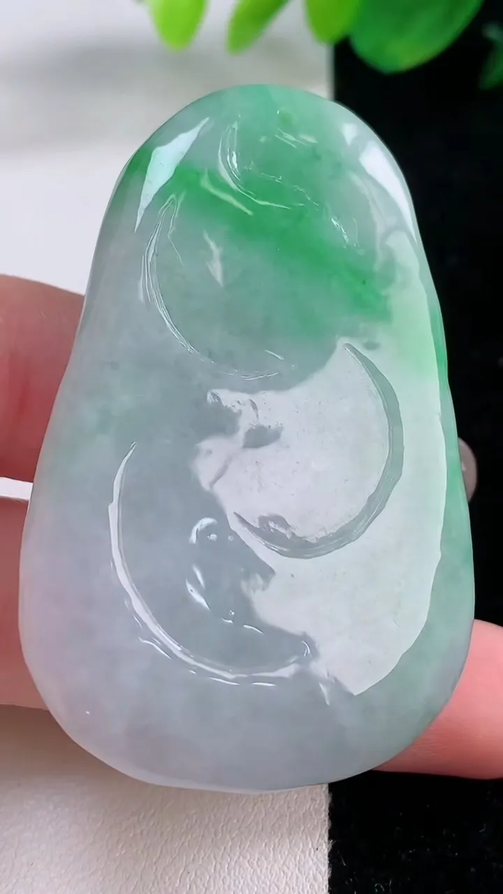 天然A货翡翠逍遥佛吊坠，尺寸55.3-35-12，重量:45.68g
12月2日