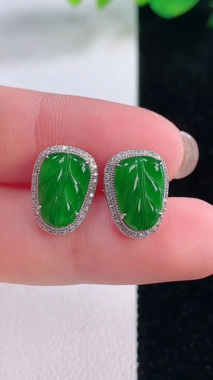 天然A货翡翠金枝玉叶 叶子耳钉，尺寸10.7-7.8，重量:2.23g
12月2日