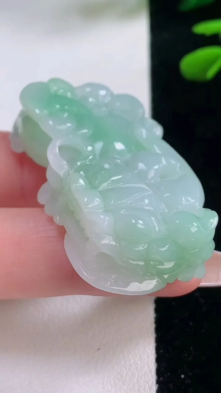 天然A货翡翠霸王貔貅吊坠，尺寸47.2-25.8-12，重量:35.81g
12月2日