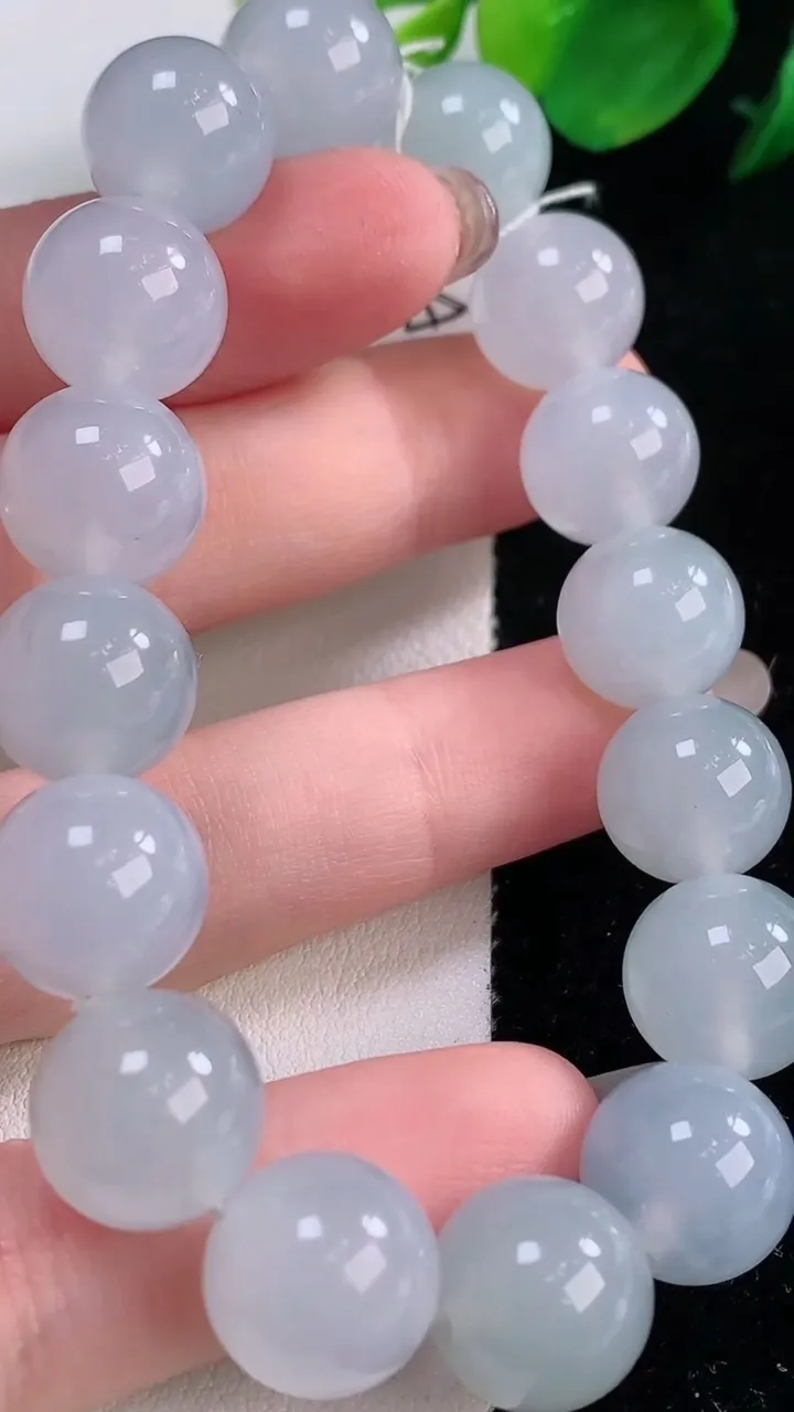 天然A货翡翠种紫罗兰圆珠手串，尺寸12.3-16颗，重量:50.49g12月2日
工厂直销收藏佳品,种好水足，色泽均匀，有种有色，上手高大气！