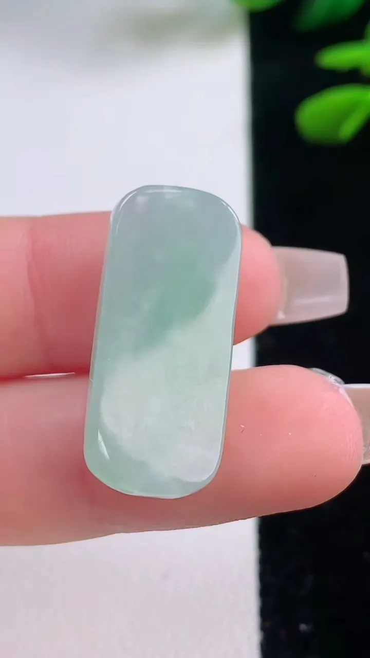 天然A货翡翠马鞍戒面，尺寸27-11.7-7，重量:5.60g
12月2日