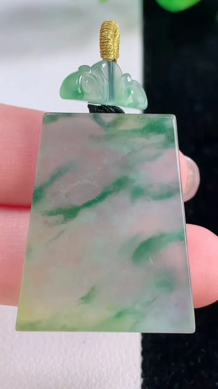 天然A货翡翠种飘花无事牌吊坠，尺寸31.8-24.2-3.9，重量:10.33g
12月2日