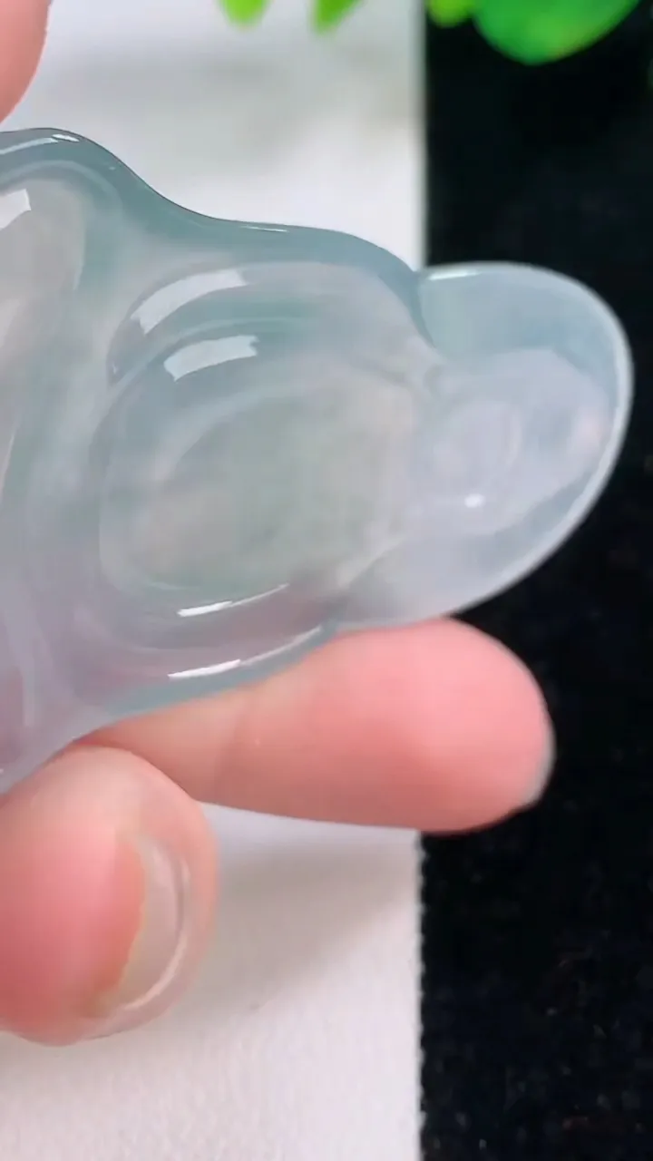 天然A货翡翠种飘花素衣观音吊坠，尺寸56.5-36.6-5.5，重量:19.40g
12月2日