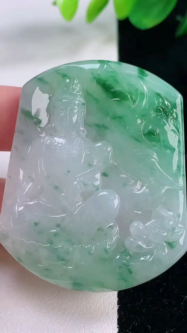 天然A货翡翠普贤菩萨吊坠，尺寸54-42.7-5.4，重量:29.64g
12月2日