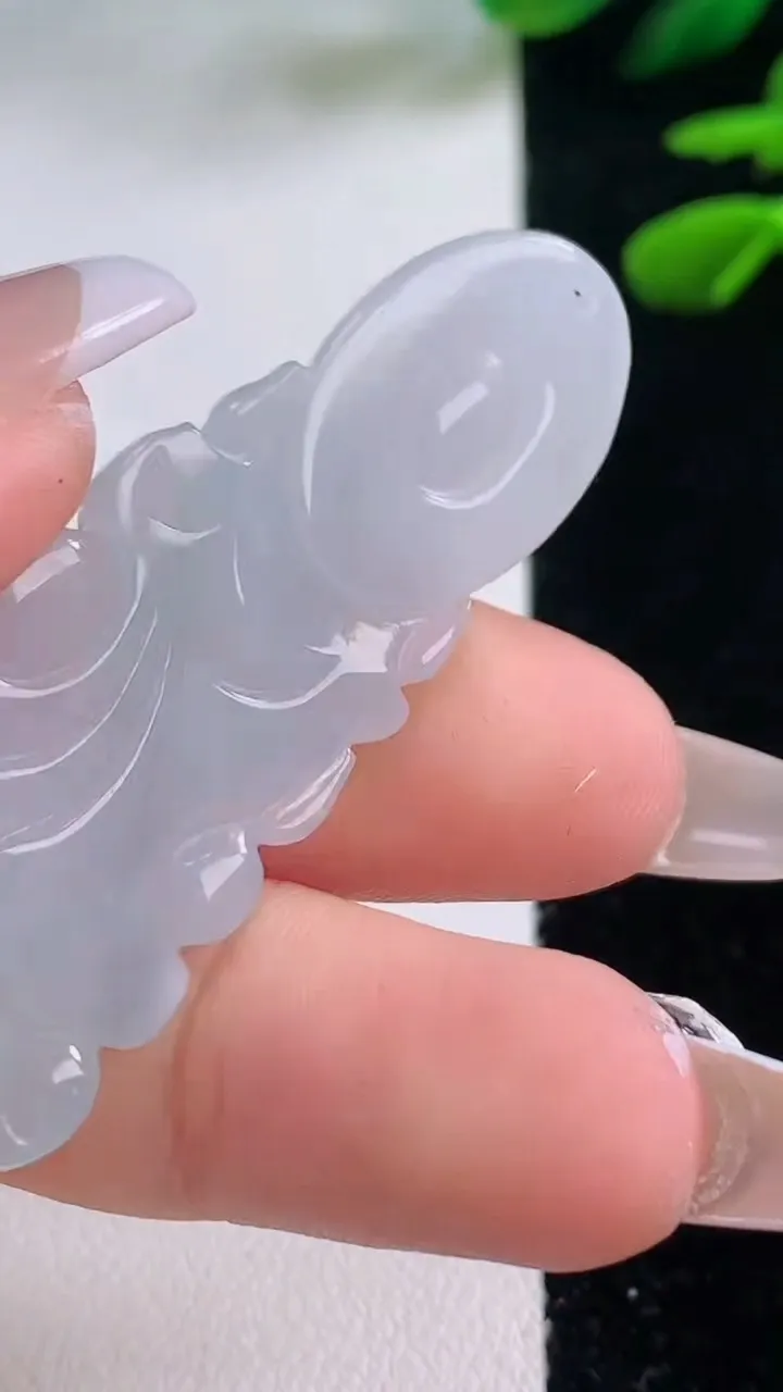 天然A货翡翠冰种飘花观音菩萨吊坠，尺寸53-21-5.7，重量:12.50g
12月2日