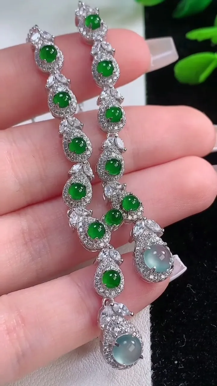 天然A货翡翠蛋面项链，尺寸5.2，重量:12.28g12月2日
工厂直销收藏佳品,种好水足，色泽均匀，有种有色，上手高大气！