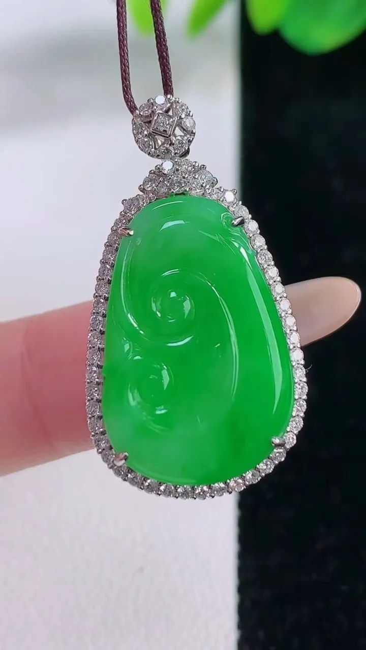 天然A货翡翠如意吊坠，尺寸32.6-17.8-7.9，裸石22-14.7重量:6.33g
12月2日