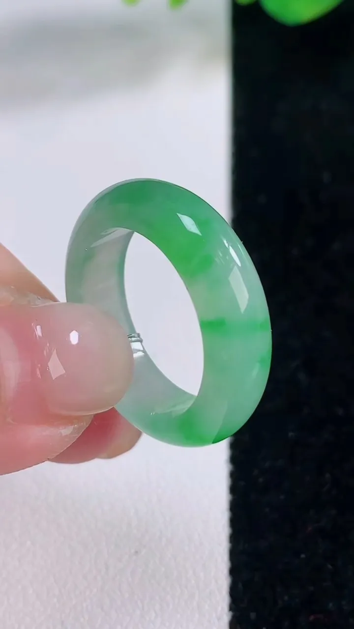 天然A货翡翠指环戒指，尺寸18.5-5.8-3.5，重量:4.72g2025年12月2日
工厂直销收藏佳品,种好水足，色泽均匀，有种有色，上手高大气！
