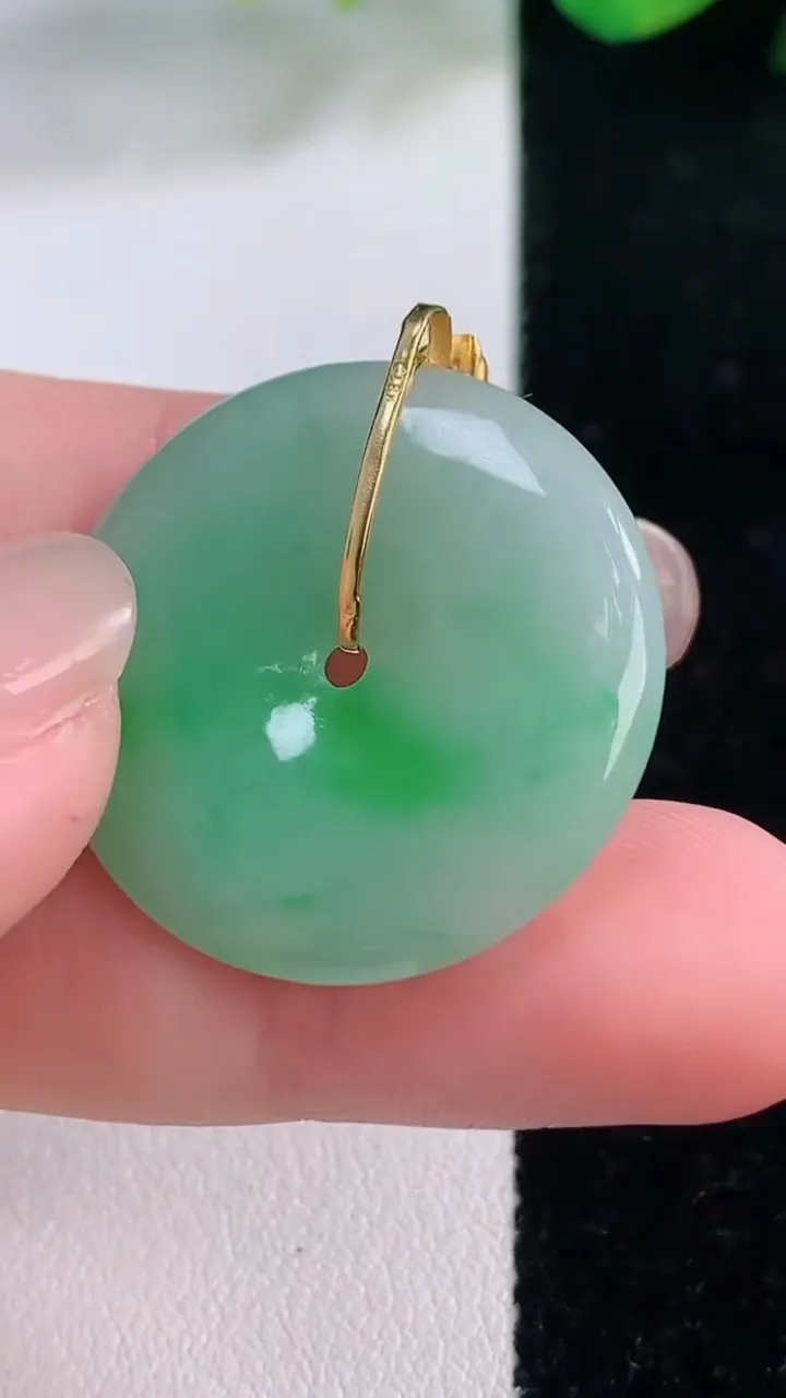 天然A货翡翠平安扣吊坠，尺寸27-4.8，重量:7.85g
12月2日