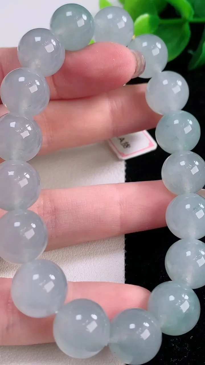 天然A货翡翠种飘花圆珠手串，尺寸12.3-17颗，重量:56.42g12月2日
工厂直销收藏佳品,种