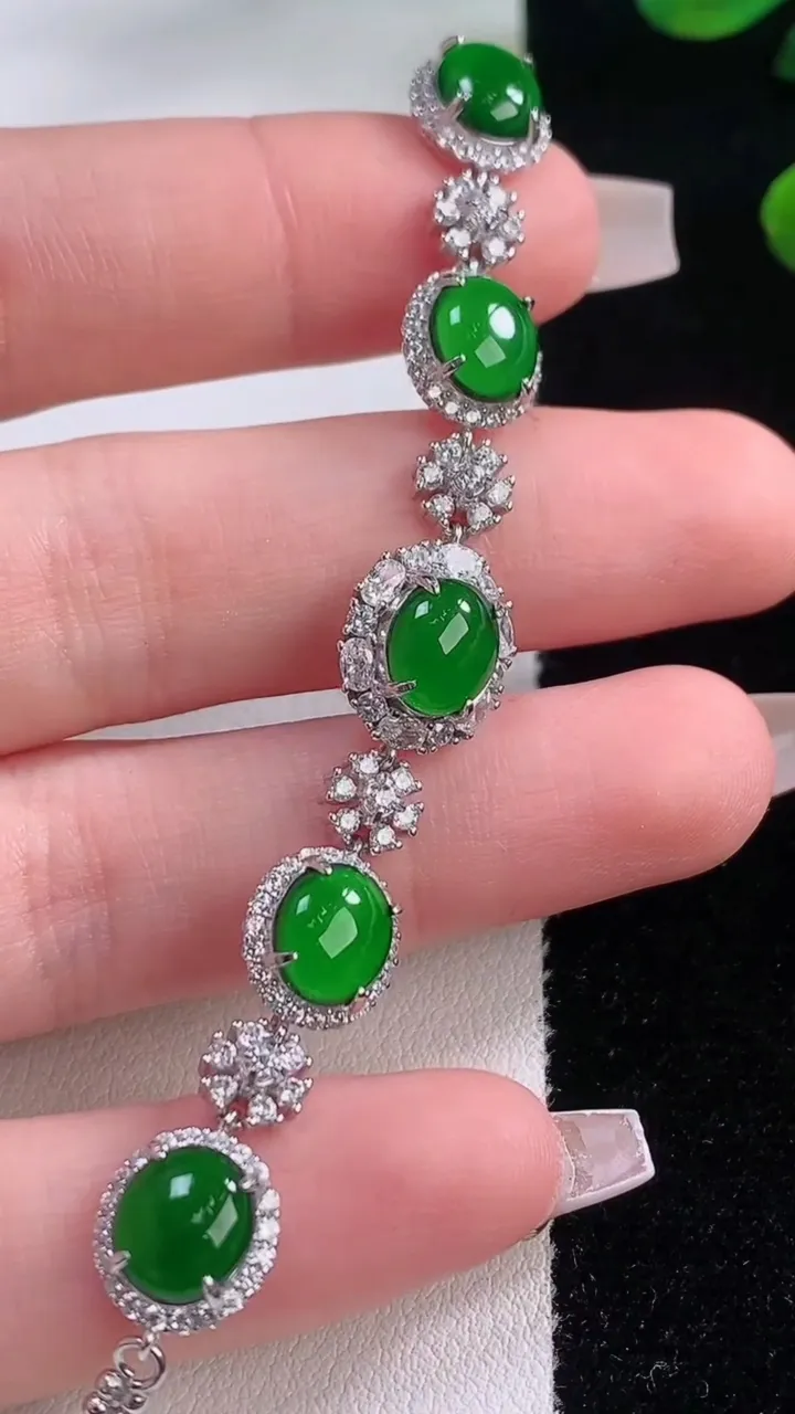 天然A货翡翠蛋面手链，尺寸7.6-6.8，重量:6.72g
12月2日