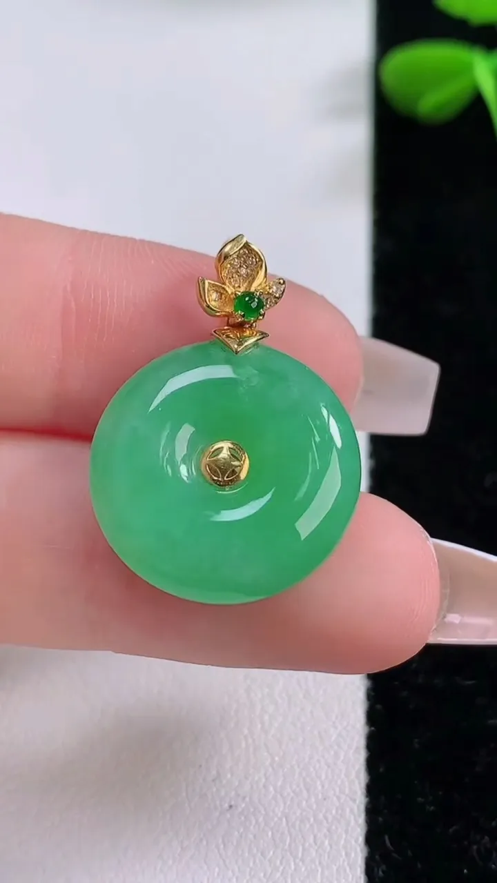 天然A货翡翠平安扣吊坠，尺寸18.6-5.4，重:4.74g
12月2日