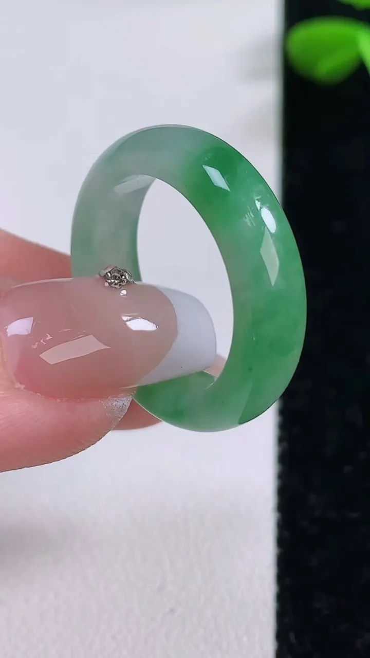 天然A货翡翠指环戒指，尺寸18.5-6.4-3.9，重:4.55g2025年12月2日
工厂直销收藏