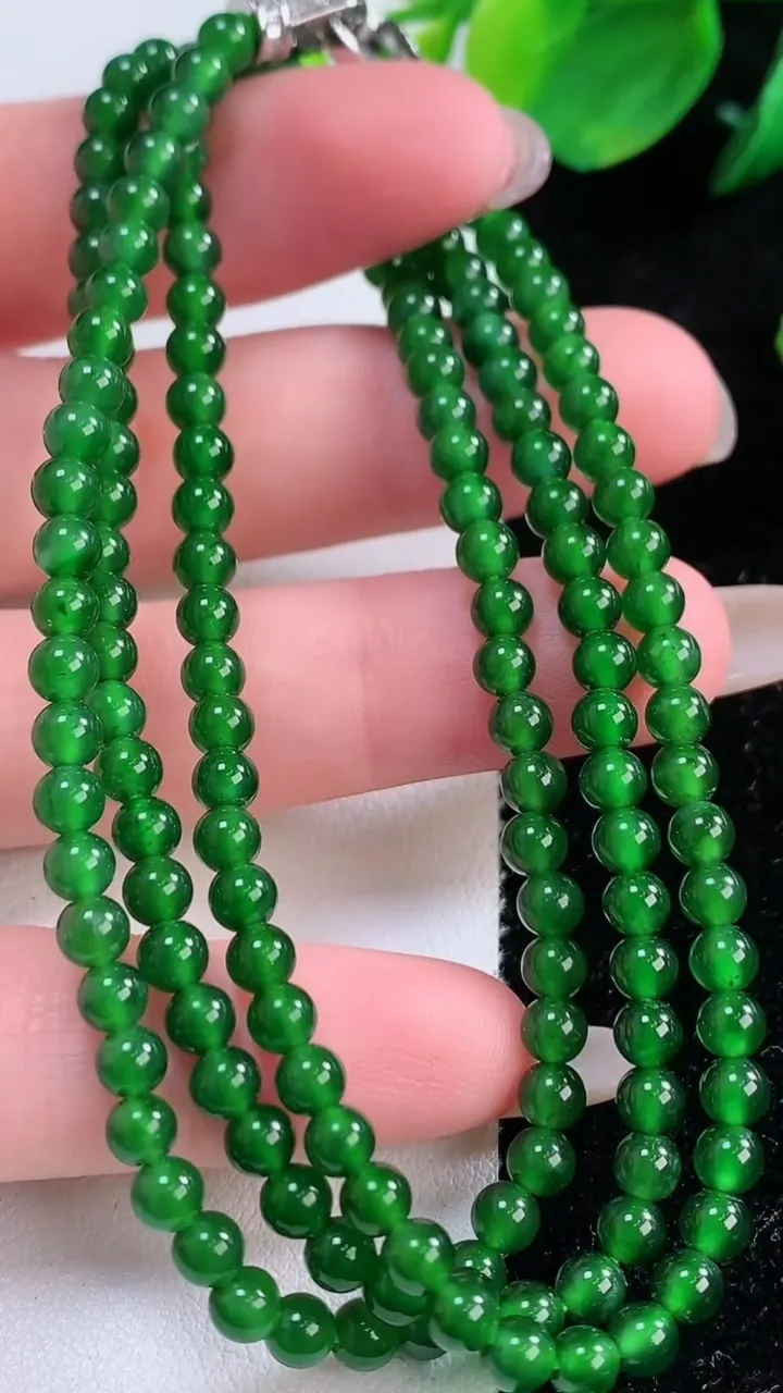 天然A货翡翠小米珠项链，尺寸4-158颗，重量:18.80g12月2日
工厂直销收藏佳品,种好水足，色泽均匀，有种有色，上手高大气！