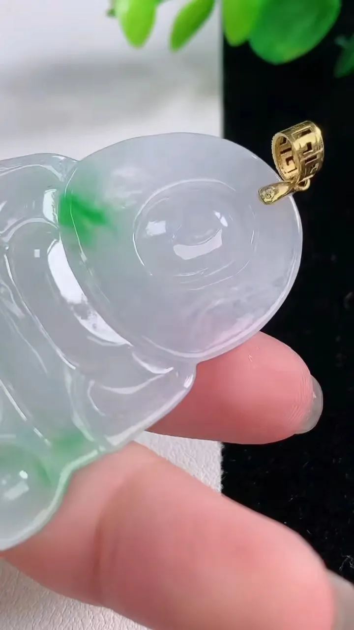 天然A货翡翠观音菩萨吊坠，尺寸62.7-38.8-5.9，重量:26.15g
12月2日