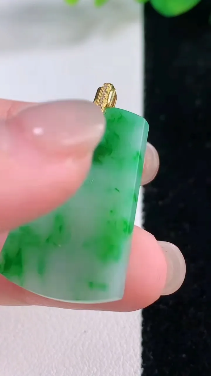 天然A货翡翠无事牌吊坠，尺寸30.5-19.5-2.5，重量:4.69g
12月2日