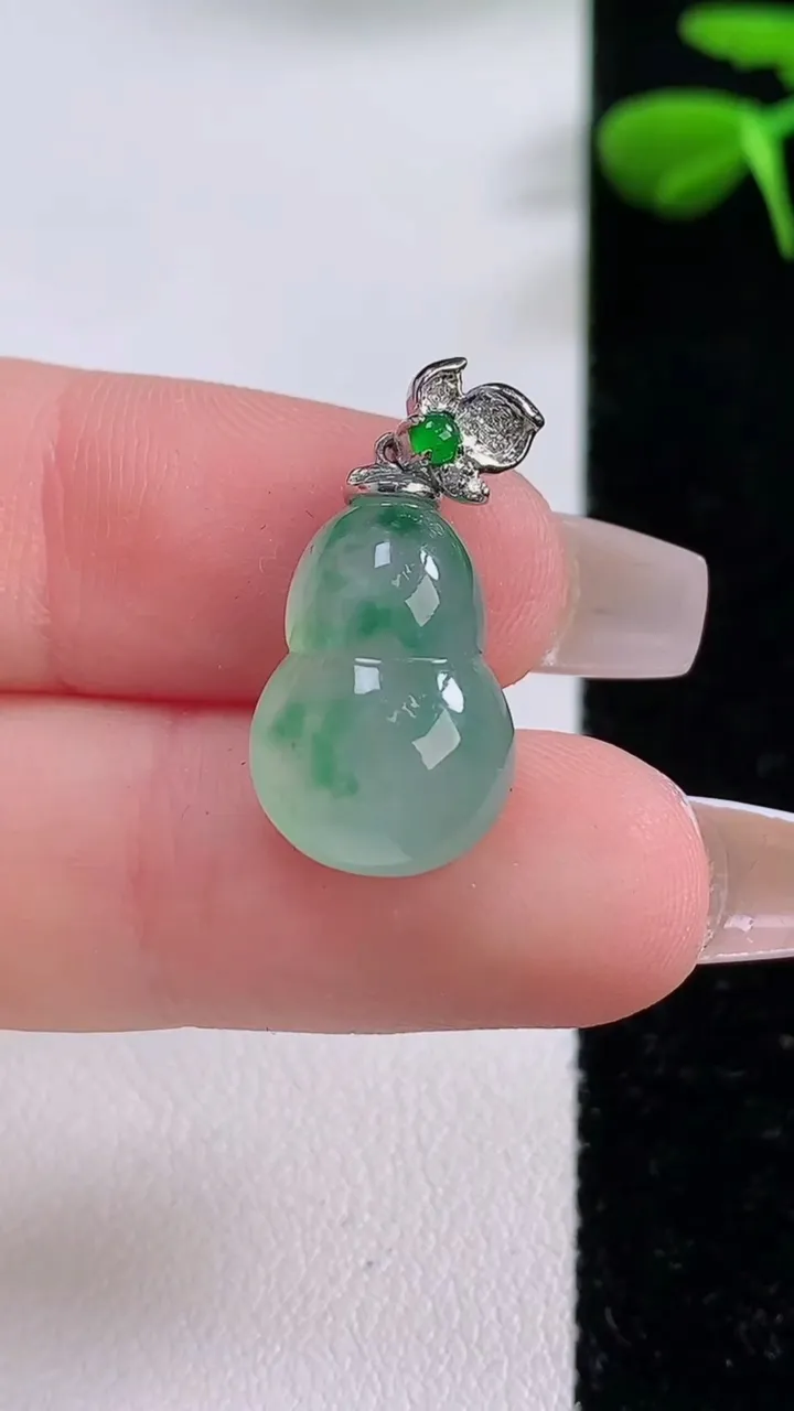 天然A货翡翠种飘花葫芦吊坠，尺寸17.4-11.3-7，重:2.94g
12月2日