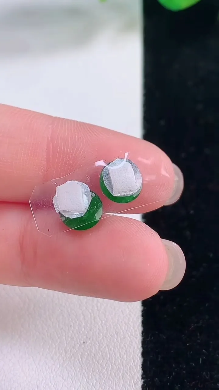 天然A货翡翠蛋面镶嵌件一对，尺寸7-6.7-3.8，重量:0.58g
12月2日