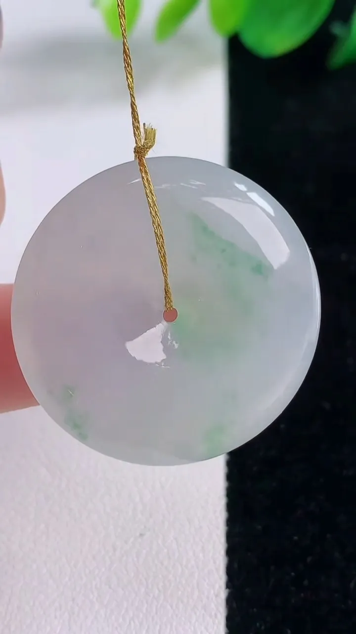 天然A货翡翠平安扣吊坠，尺寸32-6，重量:13.14g
12月2日