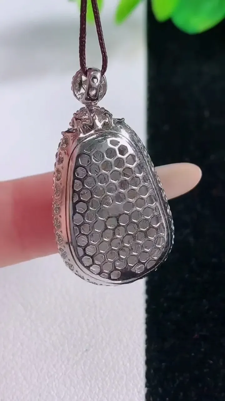 天然A货翡翠如意吊坠，尺寸32.6-17.8-7.9，裸石22-14.7重量:6.33g
12月2日