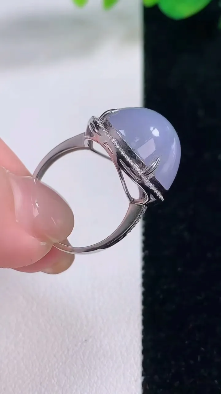 天然A货翡翠18K金紫罗兰蛋面戒指，尺寸17-17.5-15.5-10.4，重量:6.81g2025年12月2日
工厂直销收藏佳品,种好水足，色泽均匀，有种有色，上手高大气！