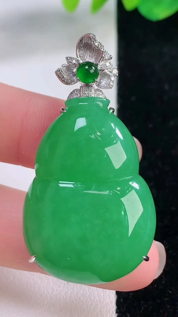 天然A货翡翠葫芦吊坠，尺寸473-34.8-24.8-11.7，重量:21.46g
12月2日