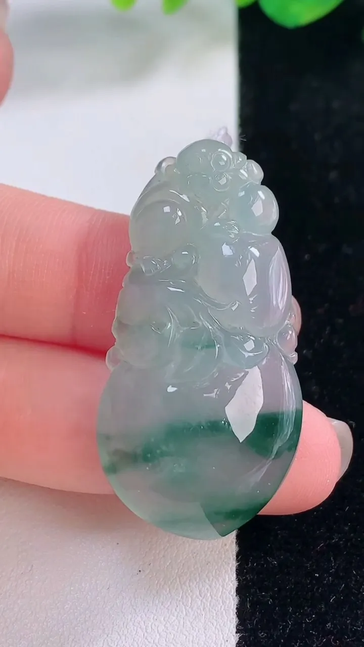 天然A货翡翠冰种飘花寿桃吊坠，尺寸41.7-21.4-8.8，重量:12.79g
12月2日