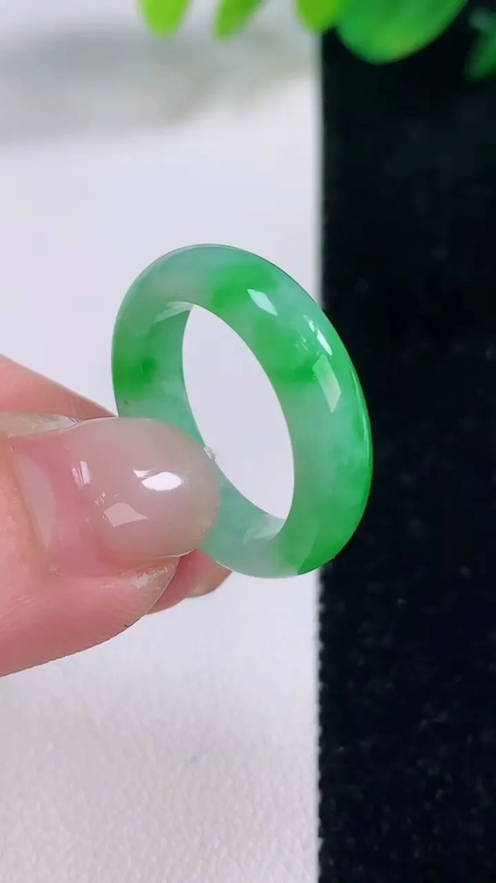 天然A货翡翠指环戒指，尺寸17-5-3，重量:3.53g2025年12月2日
工厂直销收藏佳品,种好