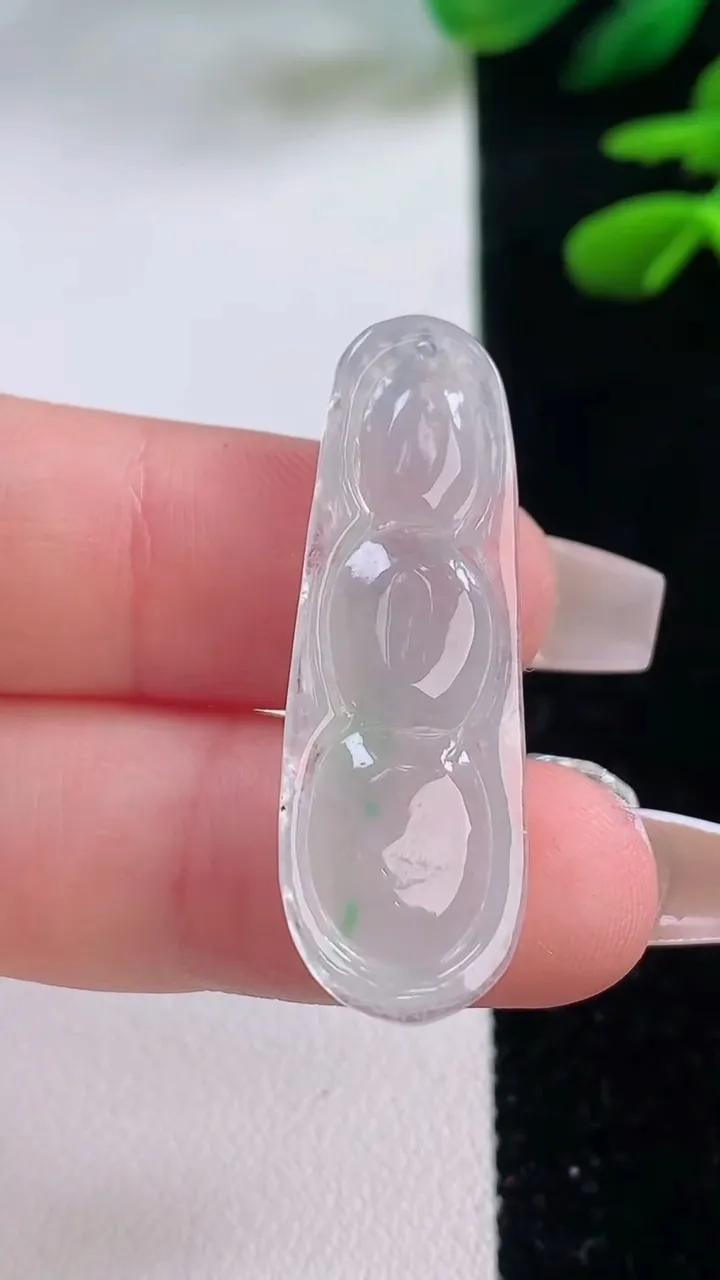 天然A货翡翠福豆吊坠，尺寸36.3-12.2-5.7，重量:4.05g
12月2日