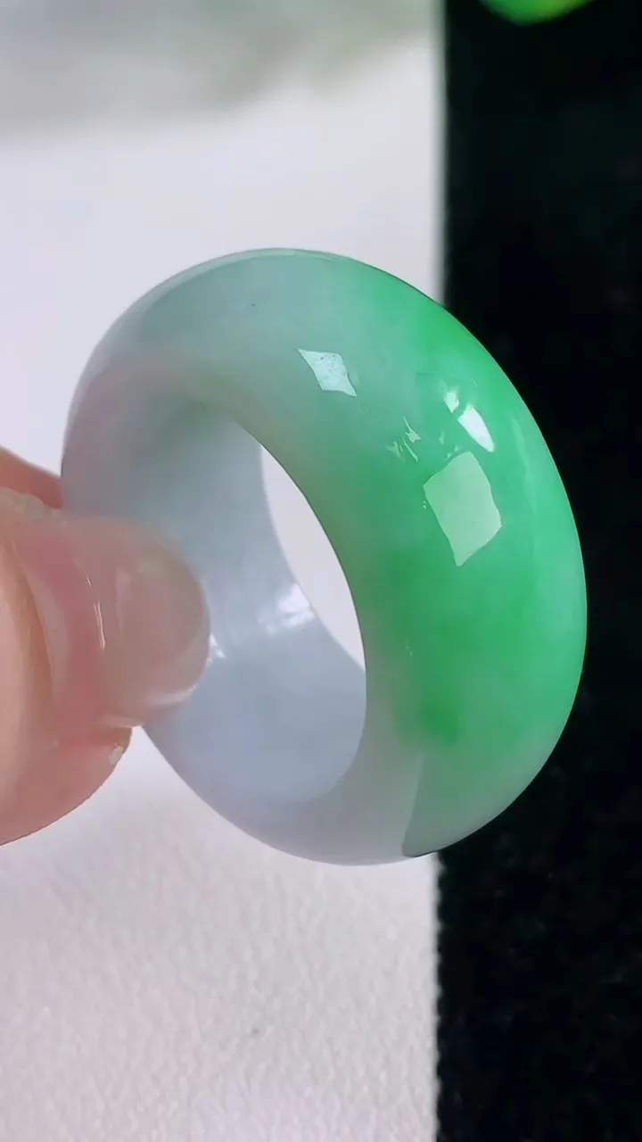 天然A货翡翠指环扳指，尺寸21.5-11.8-4.8，重量:14.90g2025年12月2日
工厂直