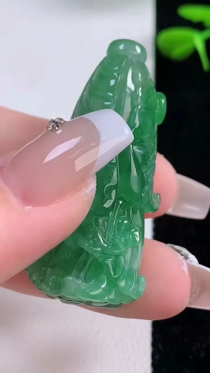 天然A货翡翠白菜吊坠，尺寸43.9-20-13.2，重:16.75g
12月2日