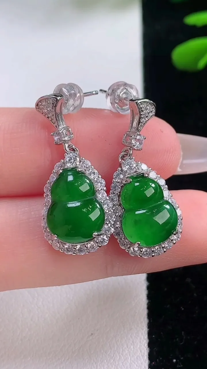 天然A货翡翠蛋面戒指，尺寸10.4-9.4-5，重量:2.14g2025年12月2日
工厂直销收藏佳品,种好水足，色泽均匀，有种有色，上手高大气！