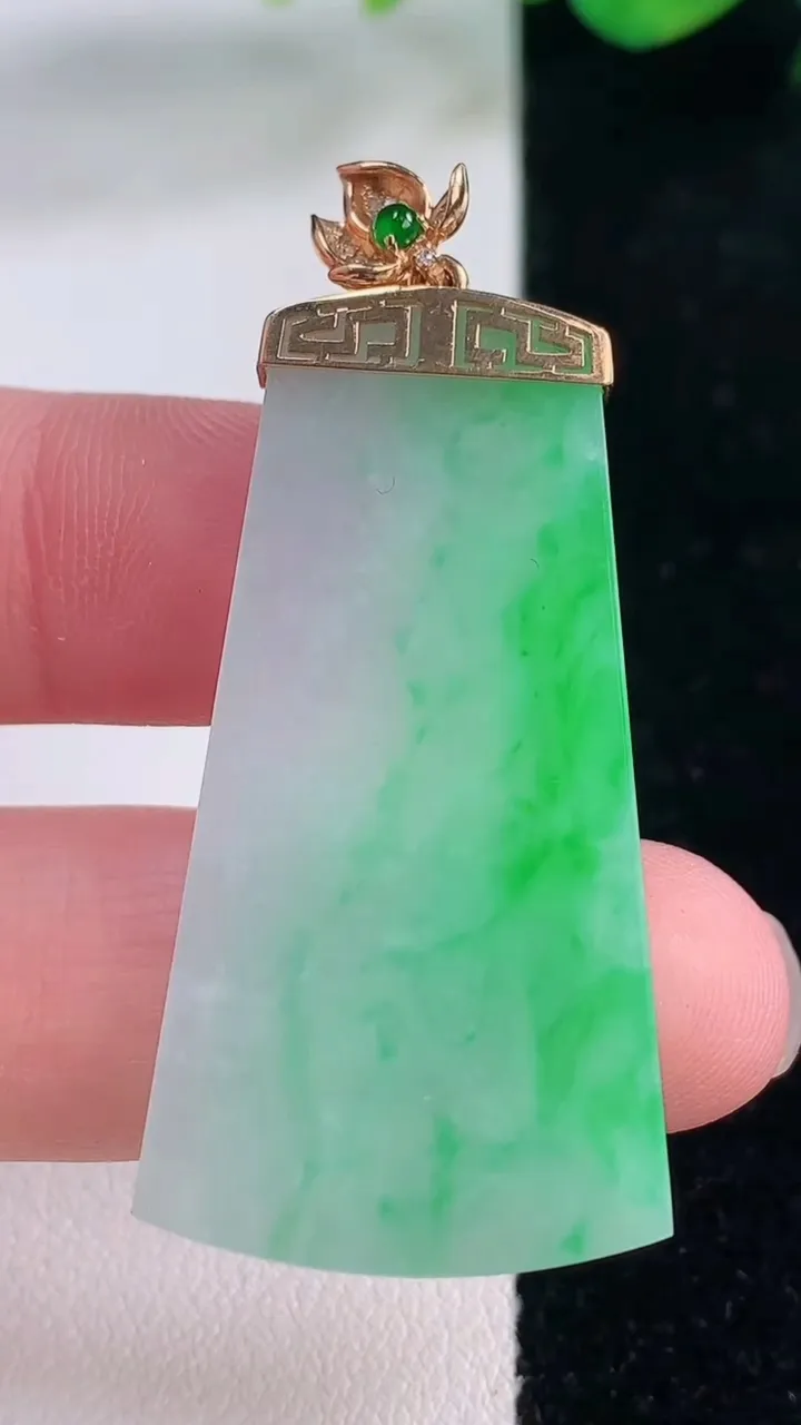 天然A货翡翠无事牌吊坠，尺寸41.8-22-3.5，重量:10.07g
12月2日