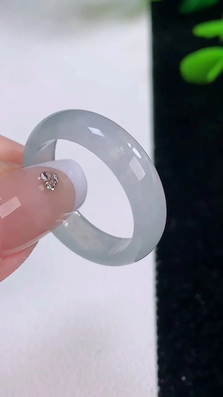 天然A货翡翠指环戒指，尺寸19.5-2.3，重量:3.12g2025年12月2日
工厂直销收藏佳品,种好水足，色泽均匀，有种有色，上手高大气！