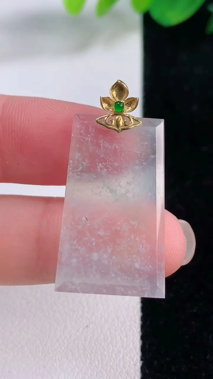 天然A货翡翠无事牌吊坠，尺寸28.8-17-2.5，重量:3.54g
12月2日