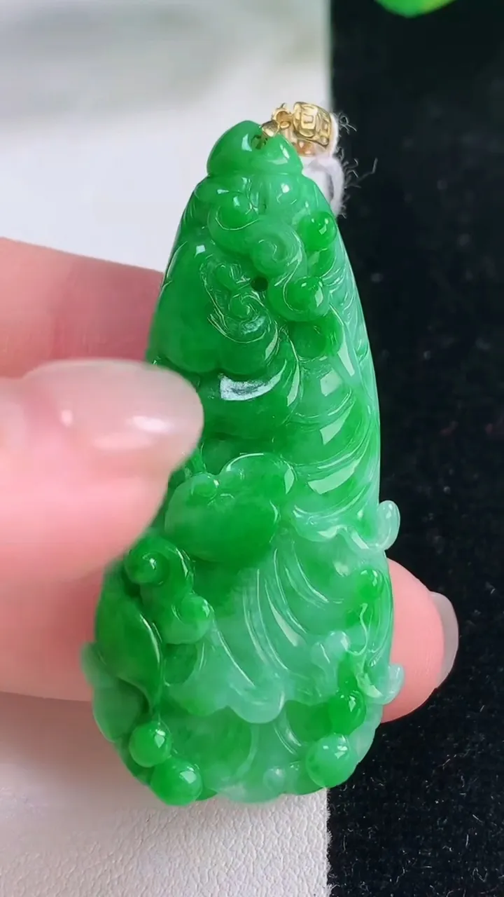 天然A货翡翠白菜吊坠，尺寸49.8-21.6-8，重量:15.67g
12月2日