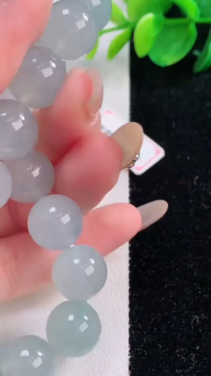 天然A货翡翠种飘花圆珠手串，尺寸12.3-17颗，重量:56.42g12月2日
工厂直销收藏佳品,种好水足，色泽均匀，有种有色，上手高大气！