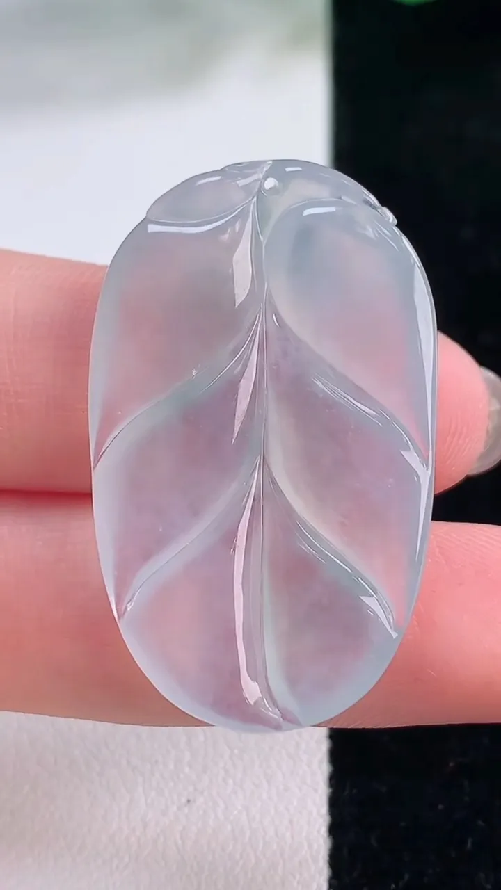 天然A货翡翠冰种飘花金枝玉叶 叶子吊坠，尺寸36.7-22.2-4.6，重量:7.34g
12月2日