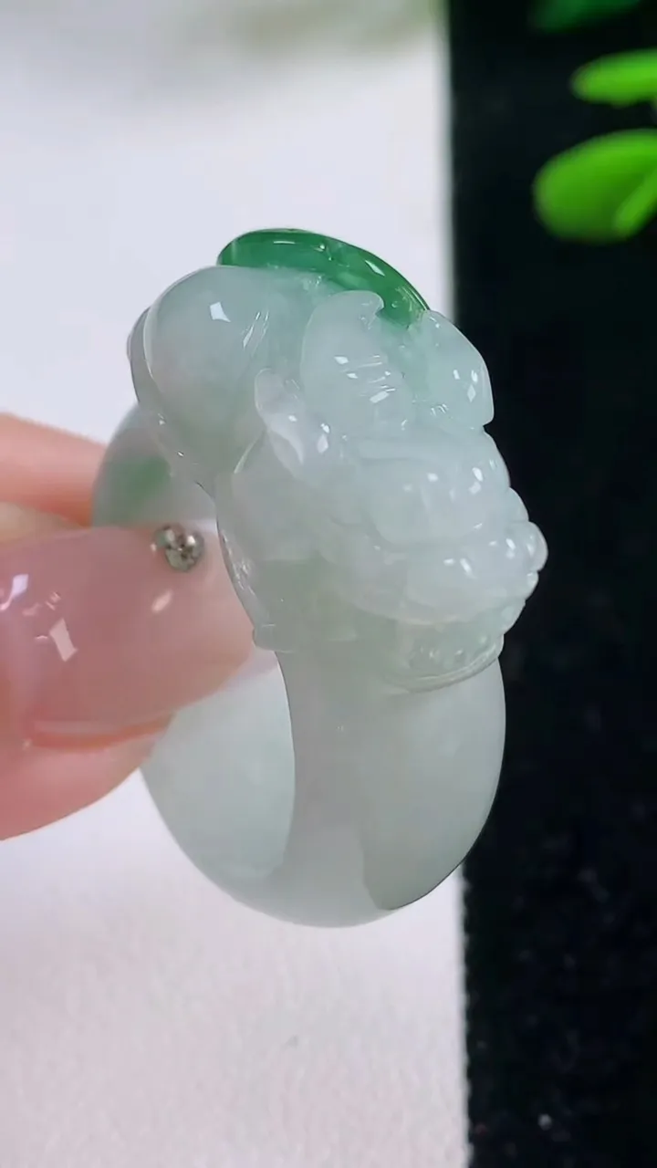 天然A货翡翠飘花貔貅指环扳指，尺寸21.7-25.3-13-11.5，重量:16.42g2025年12月2日
工厂直销收藏佳品,种好水足，色泽均匀，有种有色，上手高大气！