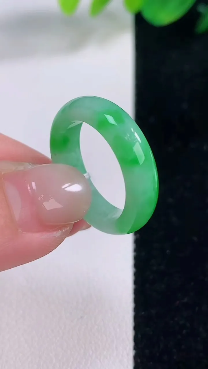 天然A货翡翠指环戒指，尺寸17-5-3，重量:3.53g2025年12月2日
工厂直销收藏佳品,种好水足，色泽均匀，有种有色，上手高大气！